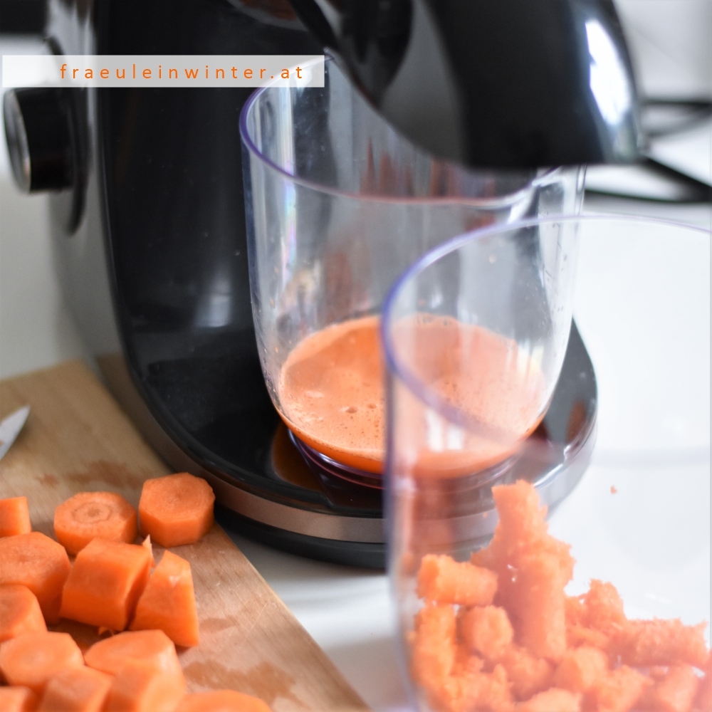 frischer Karottensaft aus dem Slow Juicer
